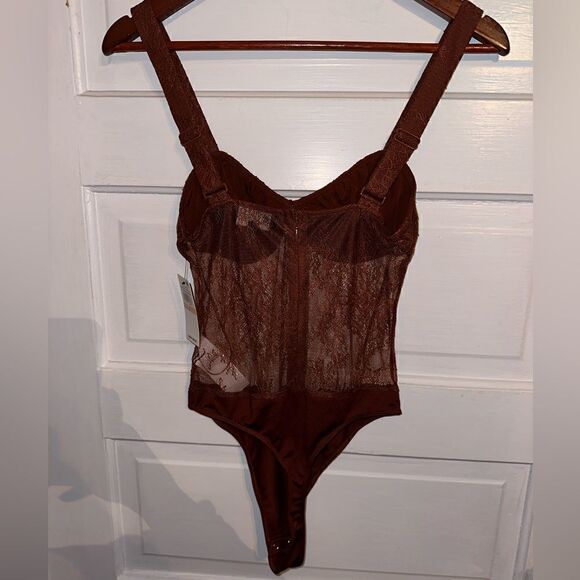 NWTs DANIELLE BERNSTEIN Lace Bodysuit Size 2 - Picture 4 of 10